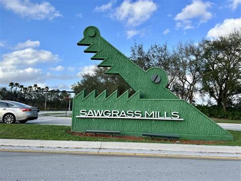 sawgrass mall alligator shaped